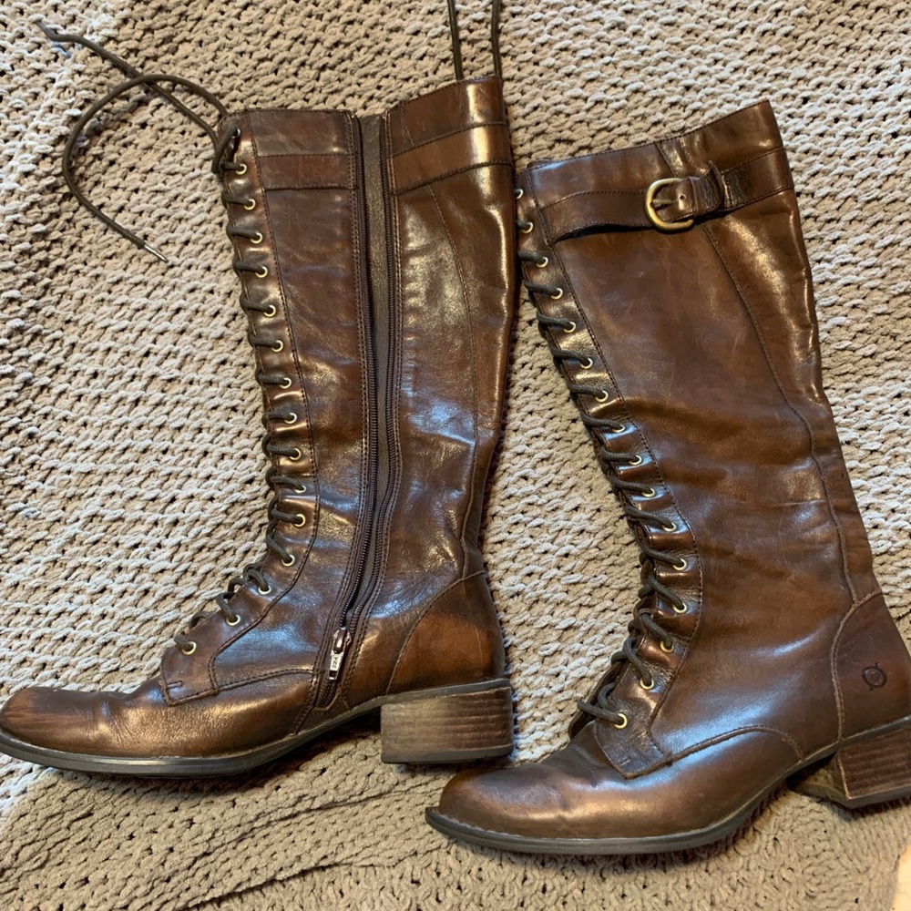 Military style boot. Cute and comfortable!